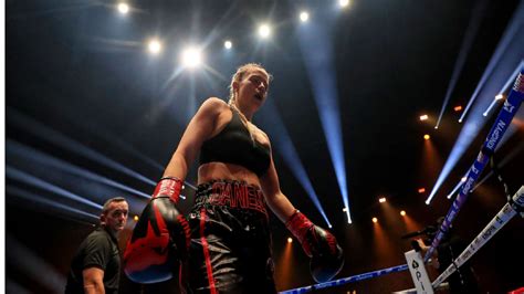 hemsley boxing|Kingpyn Boxing results: Daniella Hemsley flashes audience after。